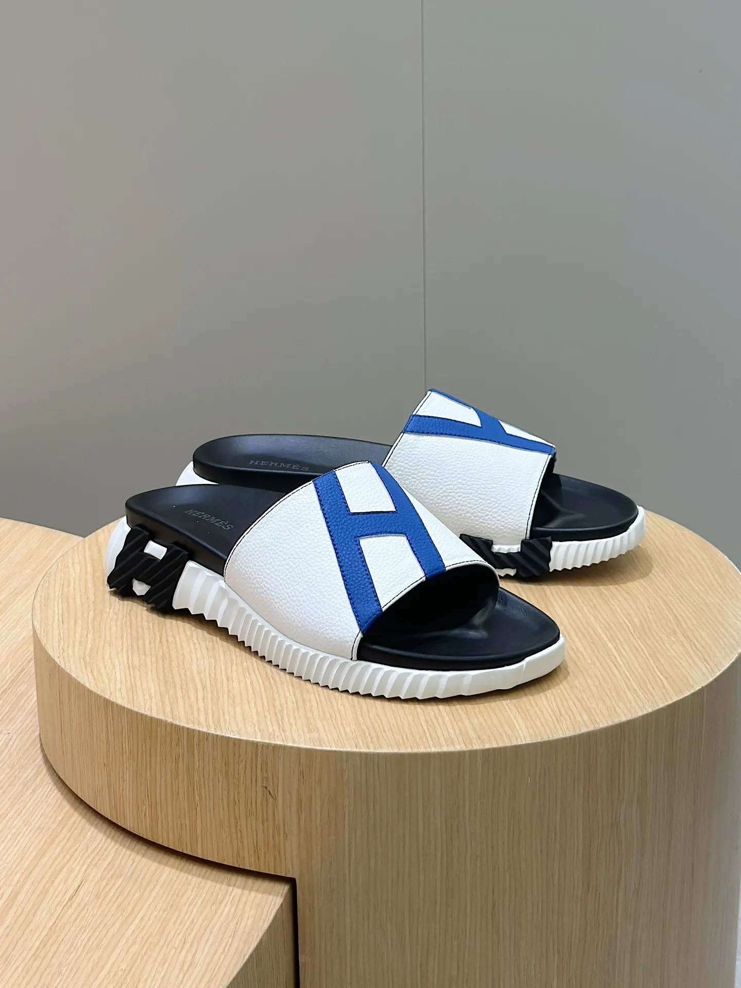 [HERMÈS] Top men's shoes 💰: 340💰 Size: 39-44 (38.45 46 custom-made) Herme*H Home Hermès Men's Sandals and Slippers - Original Replica Purchase the original version and make it one to one, the outsole is privately modeled, and the outsole color corresponding to each color is the same as the original version. Come to those who know the stuff 💪 The ultra-light soles are designed in contrasting colors, and they feel so comfortable on your feet! Calfskin, cowhide feet, private mold outsole.